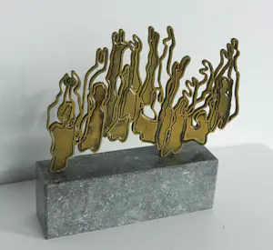 Linda Verkaaik - Drie beeldjes van messing op hardstenen sokkel, The Wave kopen? Bied vanaf 150!