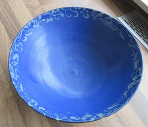 Niet of onleesbaar gesigneerd - Studio steengoed blauwe schaal gesigneerd E. Harup kopen? Bied vanaf 1!