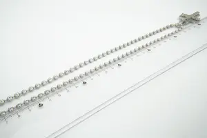 88 - Fraai 18Krt wit-gouden bolletjes collier en ca3.40 crt diamanten kruis kopen? Bied vanaf 2500!
