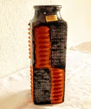 Carstens Tonnieshof - Keramik Vase Relief-Rippendekor Orange/braun 60er/70er Jahre kopen? Bied vanaf 70!