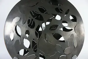 Niet of onleesbaar gesigneerd - Metalen wandsculptuur met bladmotief kopen? Bied vanaf 1!