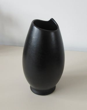 Niet of onleesbaar gesigneerd - Mat zwart Art Deco platelen vaasje kopen? Bied vanaf 1!