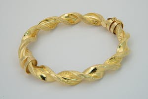 2532 - Elegante 18 karaats gouden gedraaid geblazen armband - hollands keur kopen? Bied vanaf 460!