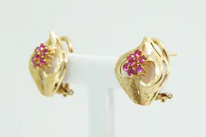 49 - Een paar stijlvolle 18krt gouden dames oorclips met roze steentjes kopen? Bied vanaf 370!