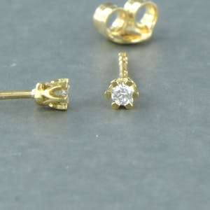 18k geel gouden solitair oorknoppen bezet met briljant geslepen diamant 0.08 ct kopen? Bied vanaf 1!
