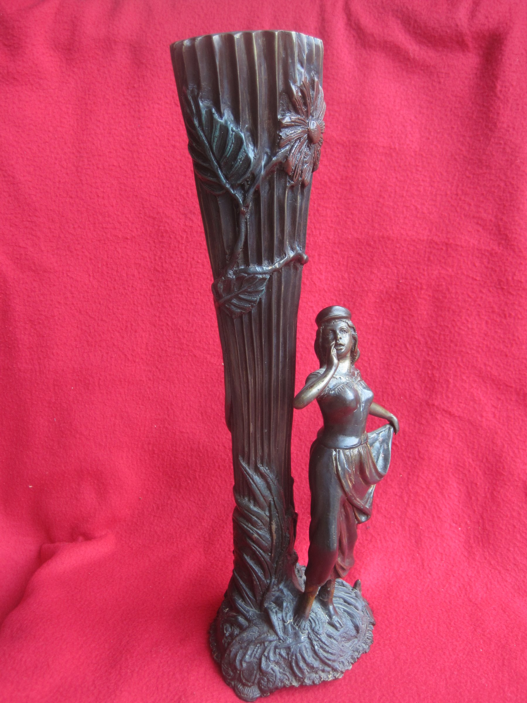 Auguste Moreau - Figurale bronzen vaas met Jeune Paysanne , plattelandsmeisje. kaufen? Bieten Sie von 275!