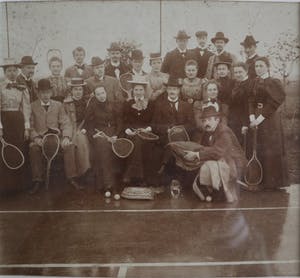 Niet of onleesbaar gesigneerd - Tennisclub kopen? Bied vanaf 1!