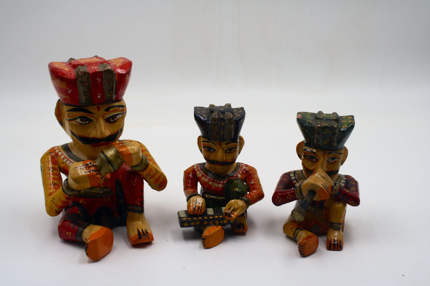 Niet of onleesbaar gesigneerd - Houten Muzikanten Standbeelden, Handgeschilderde Rajasthani traditionele zittend kopen? Bied vanaf 1!