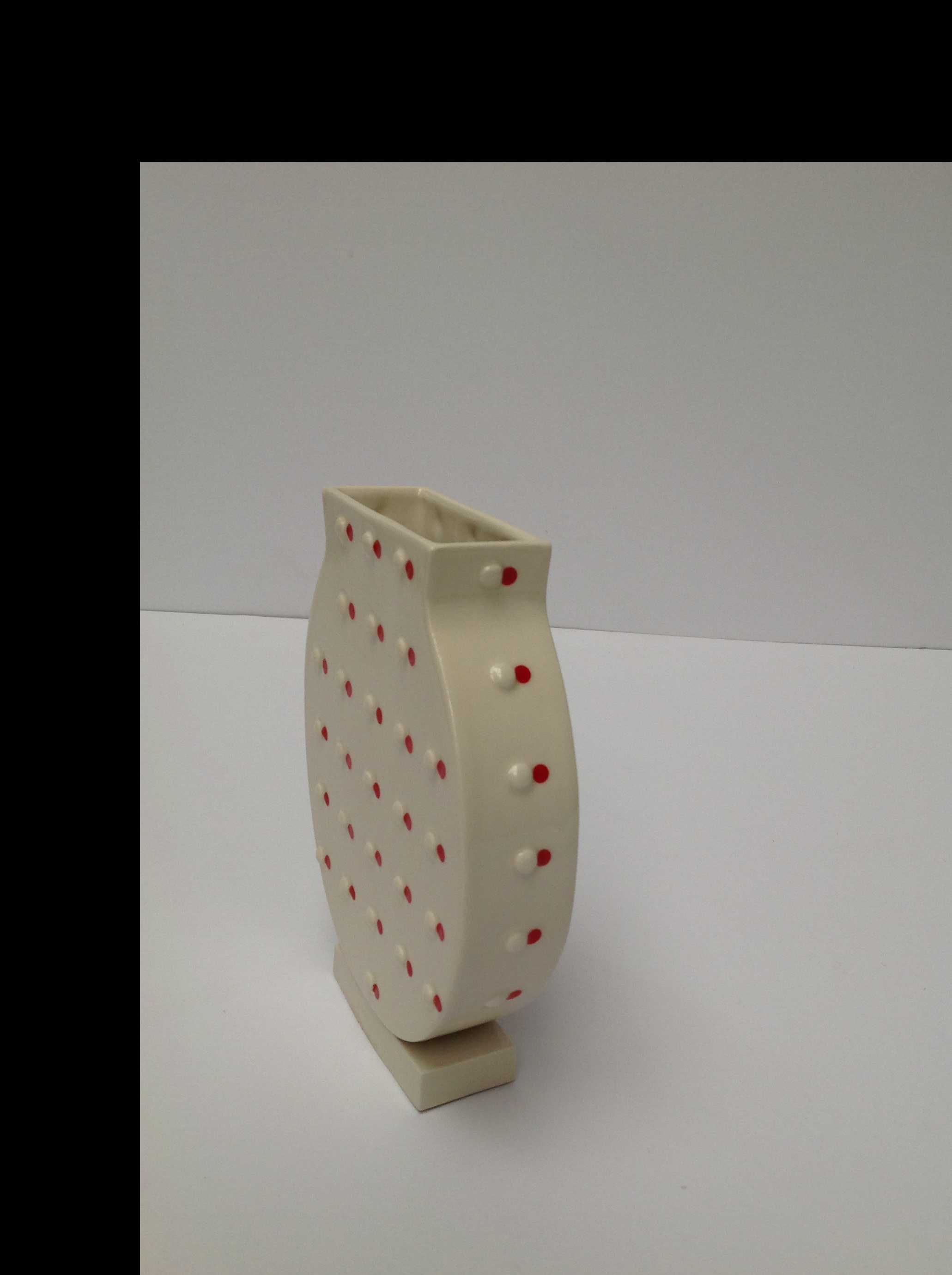 Kyoko Inatome - Vaas met noppen en rode stippen kopen? Bied vanaf 20!