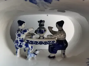 Niet of onleesbaar gesigneerd - Fraaie gedecoreerde Chinese koffiepot in blauw en wit keramiek kopen? Bied vanaf 1!