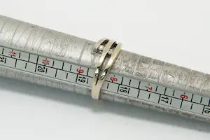 46- Elegant 18Krt gouden ring met 2 briljant geslepen diamanten (0.10ct) kopen? Bied vanaf 270!