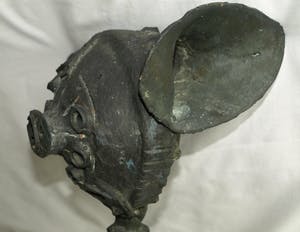 Niet of onleesbaar gesigneerd - Bronzen beeld op betonnen voet , "Autoclaxon" kopen? Bied vanaf 1!