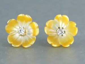 Acheter18k geel gouden oorknoppen met gele agaat en briljant geslepen diamant 0.08ct? Enchérissez de 160!