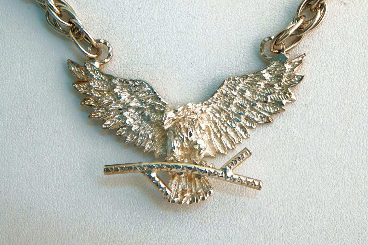 100 - Groot 1e geh. Zilveren halssieraad met "Adelaar met gespreide vleugels" kopen? Bied vanaf 85!