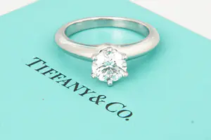 49 - Tiffany & Co. Platina solitairring gezet met 0.75 crt diamant kopen? Bied vanaf 3000!