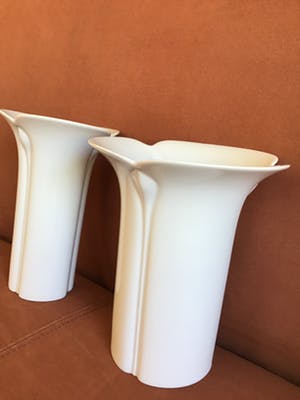 Niet of onleesbaar gesigneerd - 2 artdeco witte porselein vazen van Arzberg 15 en 12cm doorsnee kopen? Bied vanaf 10!