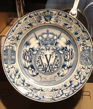 Niet of onleesbaar gesigneerd - Societe Ceramique Maastricht - Regeringsjubileum bord Wilhelmina 1938 verkocht voor € 1!