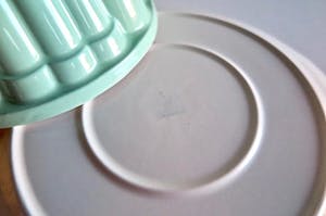 Firma Regout & Co - Antieke Puddingvormen met schotel - 3 kleuren (!)- Stapelbaar - Gemerkt kopen? Bied vanaf 129!