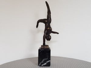 Brons (Onbekend) - Beeld op marmeren voet - Gymnastiek kopen? Bied vanaf 55!