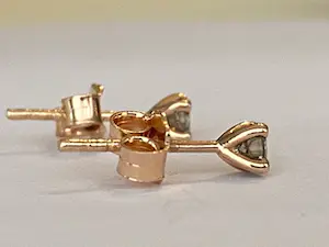 18 kt rosegouden oorstekers met diamanten ca 0,23 crt kopen? Bied vanaf 160!