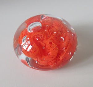 Niet of onleesbaar gesigneerd - Hand geblazen Presse papier - The World of Glass - St. Helens kopen? Bied vanaf 1!