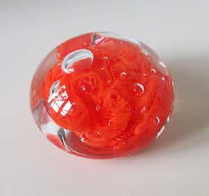 Niet of onleesbaar gesigneerd - Hand geblazen Presse papier - The World of Glass - St. Helens verkocht voor € 1!