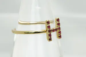 Acheter55 - 14 karaats geelgouden dames ring met de letter H gezet met roze steentjes? Enchérissez de 125!