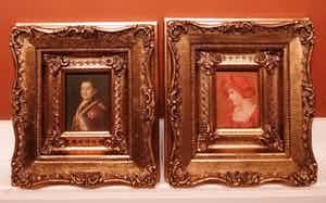 Niet of onleesbaar gesigneerd - Franse officier & Vrouw in het rood - 2 miniatuur portretten - 19e eeuw verkocht voor € 10!