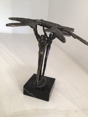 Corry Ammerlaan - Sculptuur “ Samen de schouders er onder “ kopen? Bied vanaf 35!