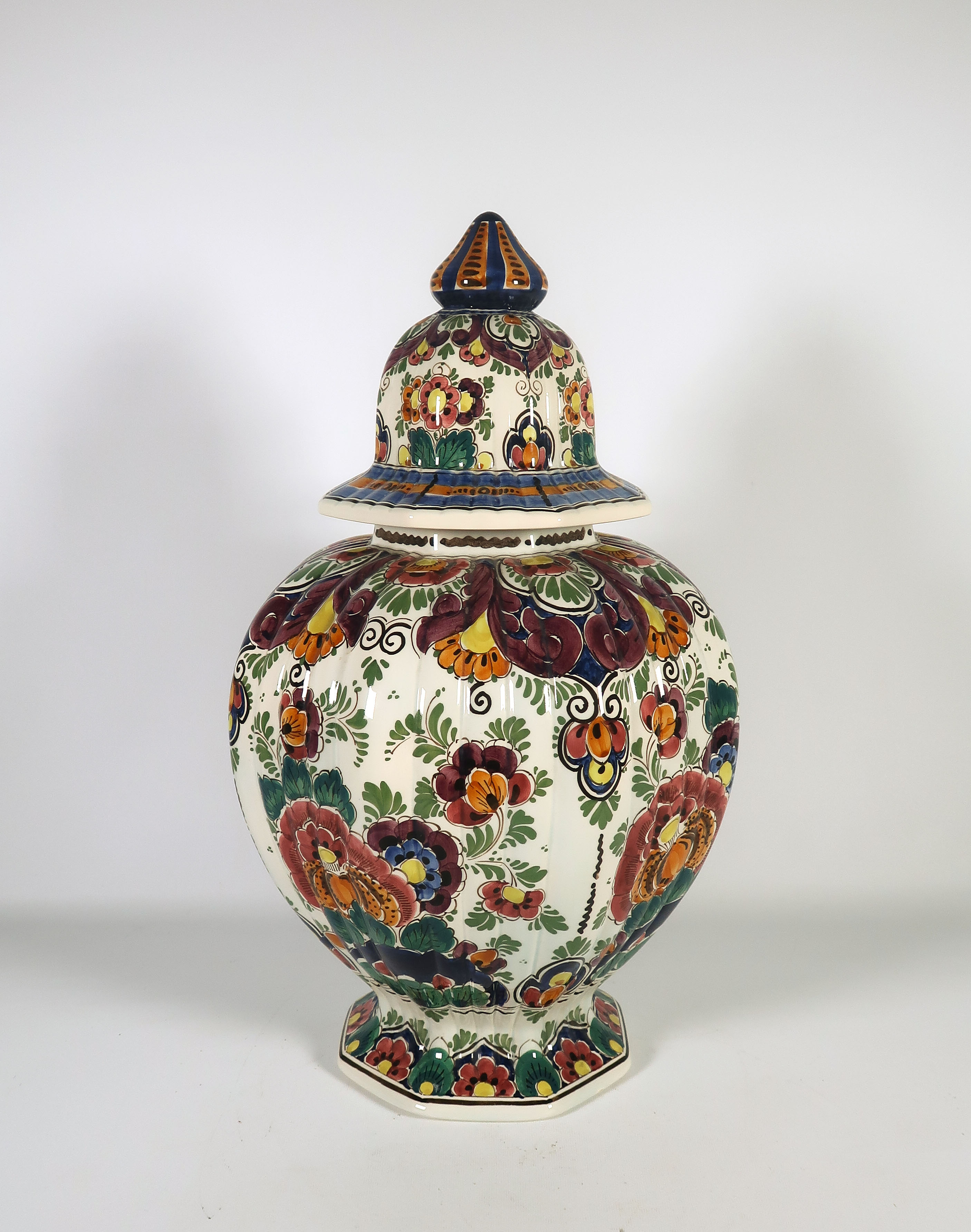 Keramiekfabriek Velsen - Aardewerk, Polychrome dekselvaas kopen? Bied vanaf 35!