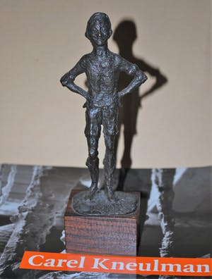 Carel Kneulman - het Lieverdje - brons - hoogte 16.5 cm - incl. kunstboek kopen? Bied vanaf 275!