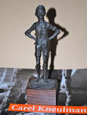Carel Kneulman - het Lieverdje - brons - hoogte 16.5 cm - incl. kunstboek verkocht voor € 275!