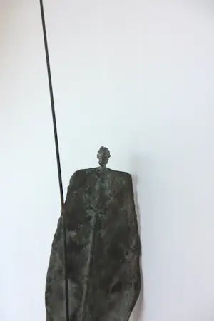 Franz Josef Vanck - Wandobject (brons), Figuur met speer kopen? Bied vanaf 500!