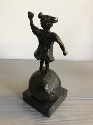 Astrid Veldhuyzen-Koppen - Sculptuur “ Vrolijk meisje op bal “. kopen? Bied vanaf 79!
