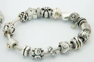 11- TWEE (2) Massief 1e ghlt zilveren PANDORA bedel armbanden - totaal 35 bedels kopen? Bied vanaf 200!