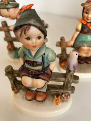 Porzellanfabrik W. Goebel - DRIE OP EEN HEK< prachtige oude hummels nrs. 111,112 en 201 - TMK4 kopen? Bied vanaf 98!