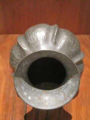 Alice en Eugene Louis Chanal - Organisch gevormd tinnen vaasje kopen? Bied vanaf 25!