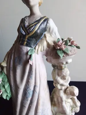 Niet of onleesbaar gesigneerd - Fraai beeld van bloemen meister in Spaans porselein kopen? Bied vanaf 1!