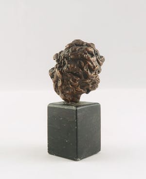 Bep van den Bergh - Brons en natuursteen, Hoofd op sokkel kopen? Bied vanaf 20!