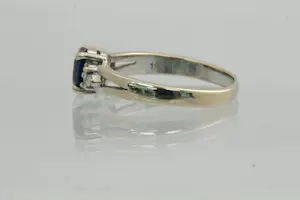 50 - Sierlijke 18Krt witgoud & 0.06ct diamanten ring met ca0.80ct ovalen saffier kopen? Bied vanaf 220!
