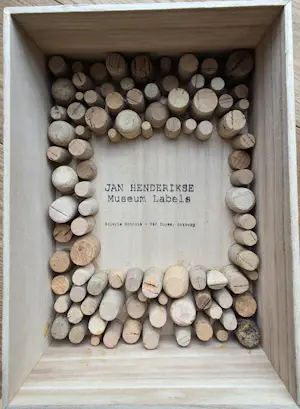 Jan Henderikse - Museum Labels - 8 Unieke Gesigneerde werken - 2018 - 21 x 15 cm per stuk kopen? Bied vanaf 495!