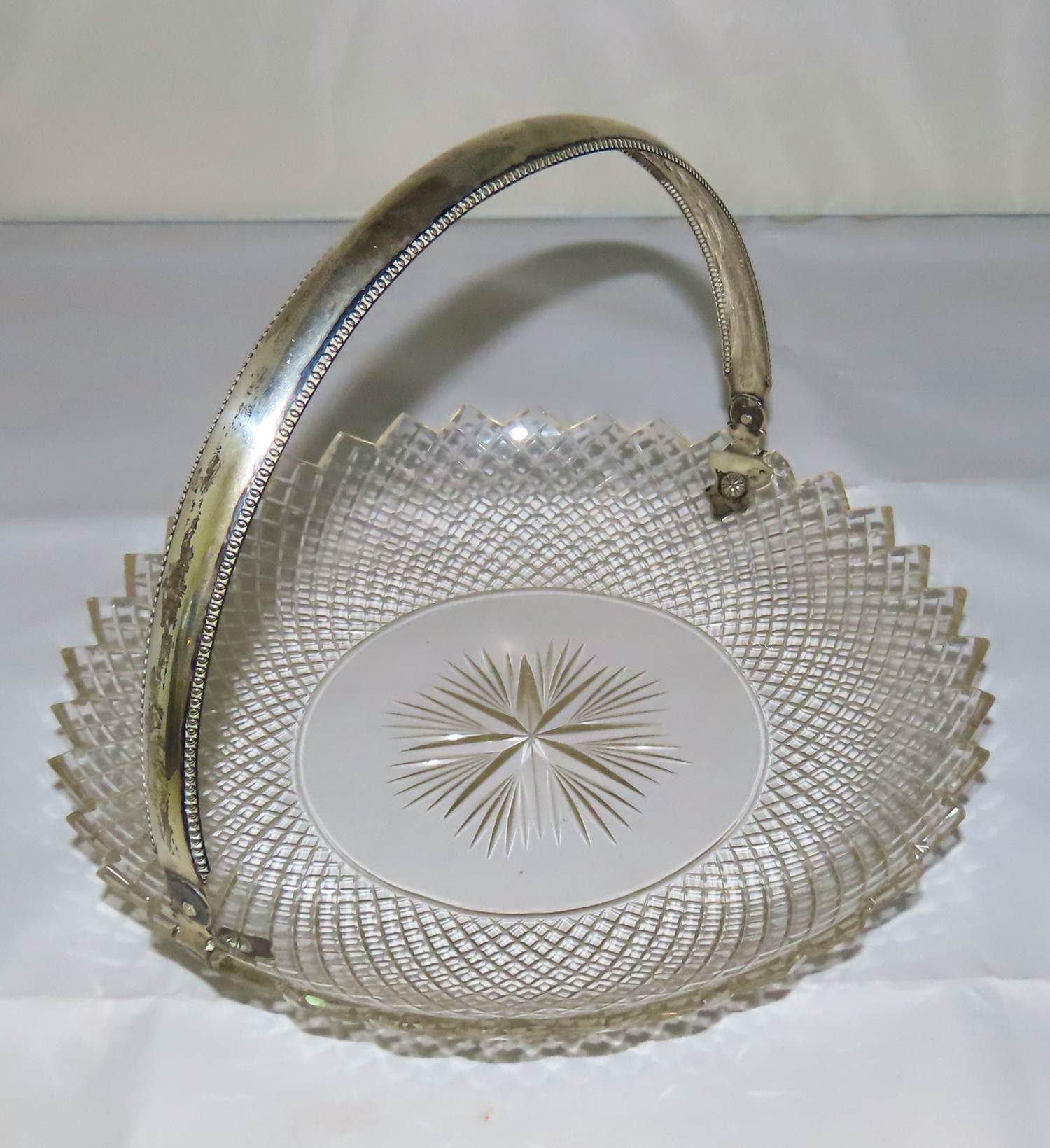 Buy Antieke kristallen Biedermeier schaal met zilveren handvat? Bid from 100!