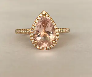 AcheterRing van 18 karaats roségoud met peervormige morganiet en halo van diamanten? Enchérissez de 700!