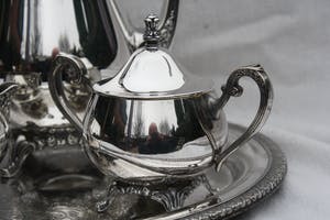 Niet of onleesbaar gesigneerd - Stijlvolle Oneida USA Silver Plate Koffie/Theeset Verzilverd (20e eeuw) kopen? Bied vanaf 1!