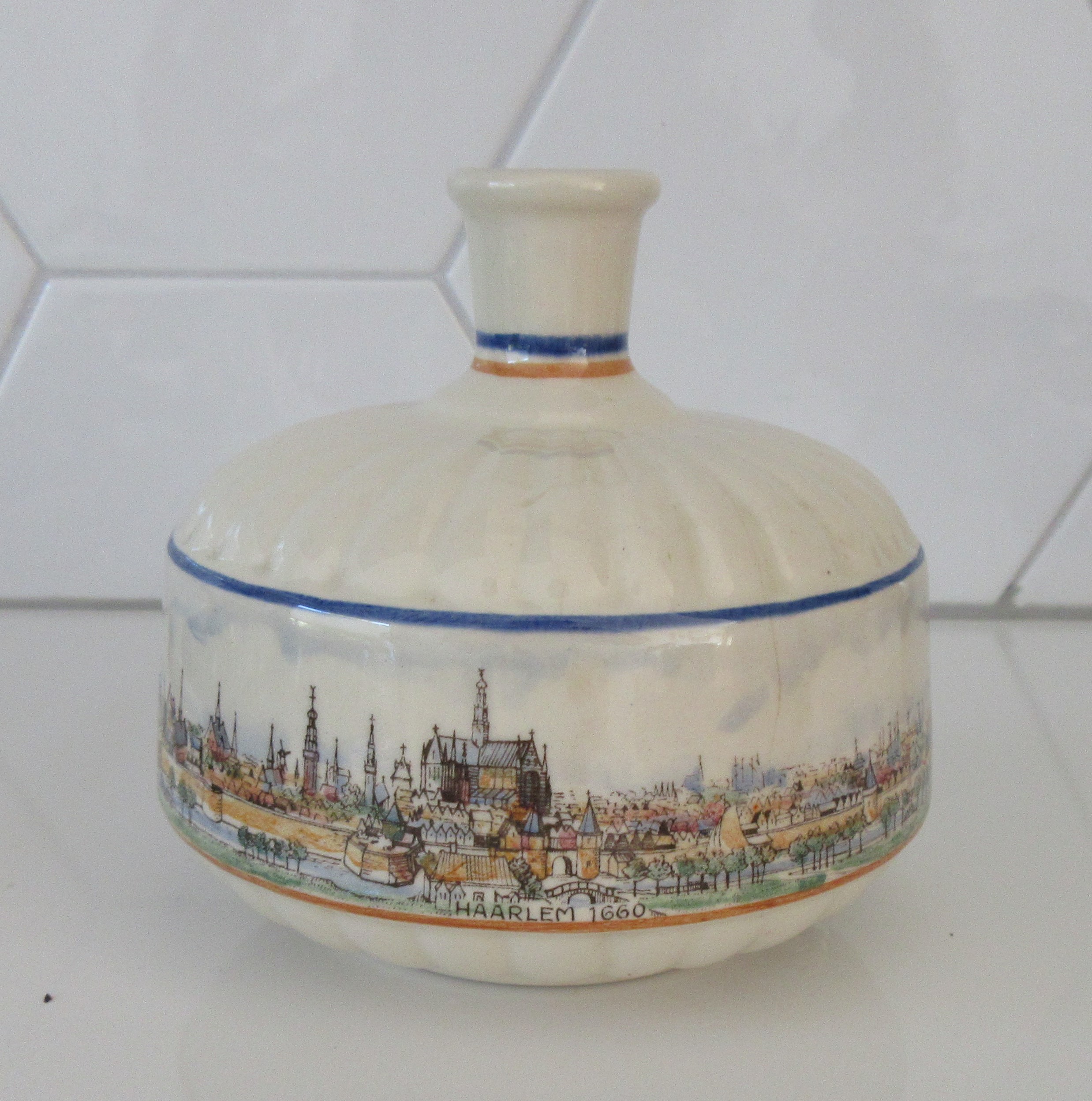 Plateelfabriek Schoonhoven N.V. - Delfts vaasje ter ere van de stad Haarlem in 1660 kopen? Bied vanaf 15!