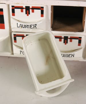 Curiosa - Houten kruidenkastje met porseleinen lades kopen? Bied vanaf 100!