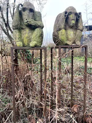 Ida De Roy - twee vrolijke apen "horen en zien" van beton op stalen sokkels kopen? Bied vanaf 500!