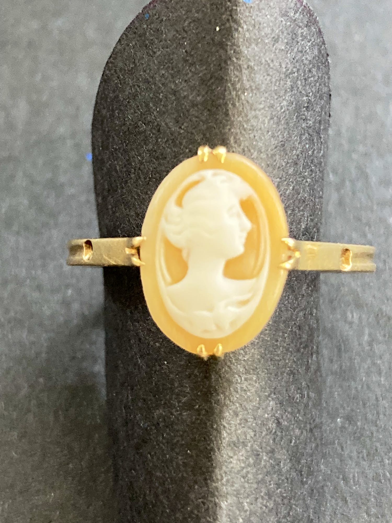 14 karaats geelgouden ring met camee kopen? Bied vanaf 85!