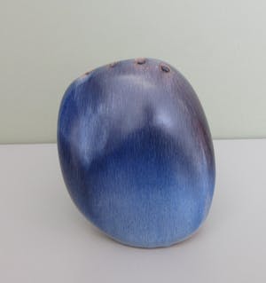 Niet of onleesbaar gesigneerd - Modernistische aardewerken rozensteker (vaas) kopen? Bied vanaf 1!