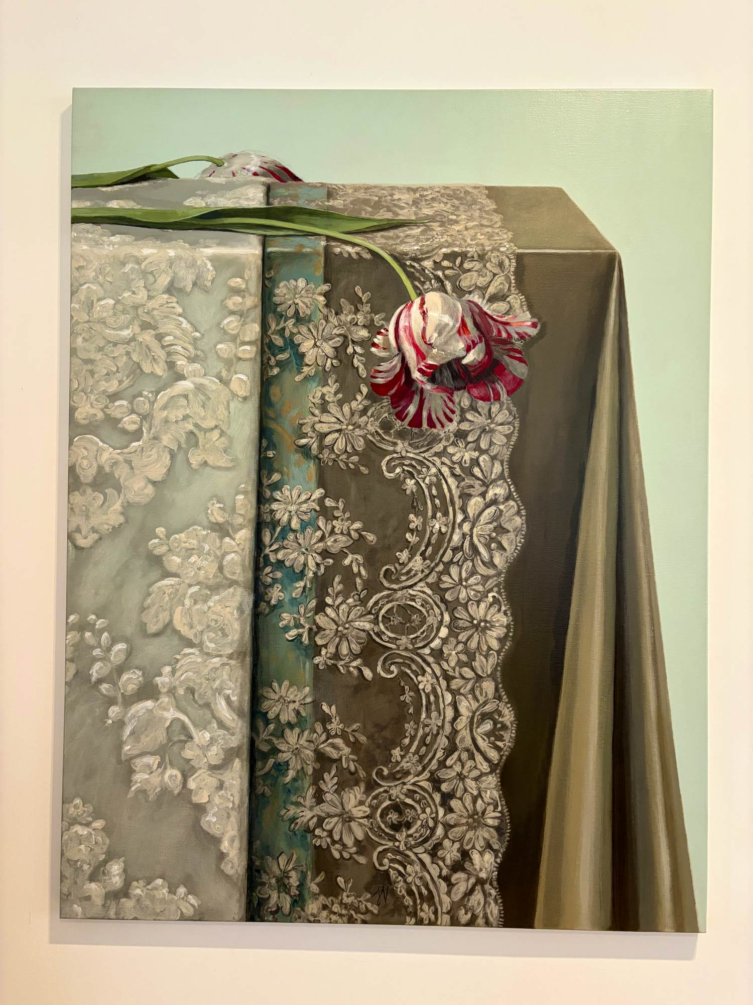 Sasja Wagenaar - Tulp op satijnen tafellaken kopen? Bied vanaf 3300!